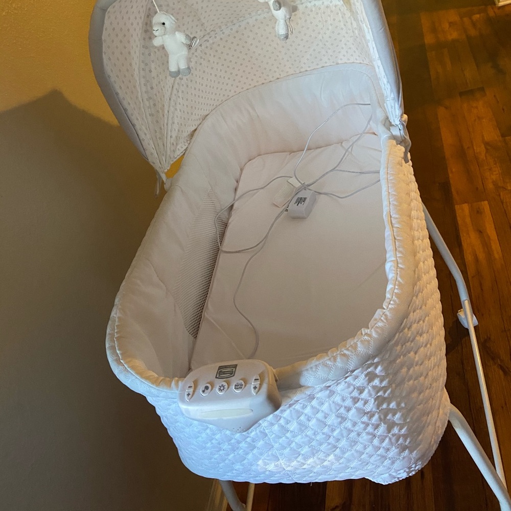 Simmons Kids Silent Auto Gliding Elite Bassinet